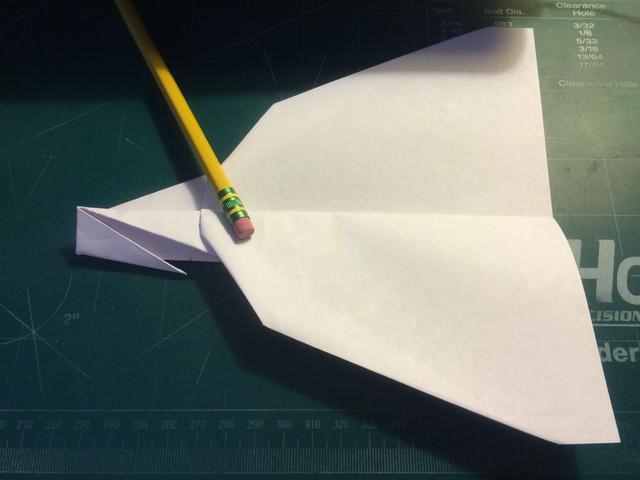 [a3纸飞机怎么折飞得远]纸飞机飞的很远的飞机怎么折